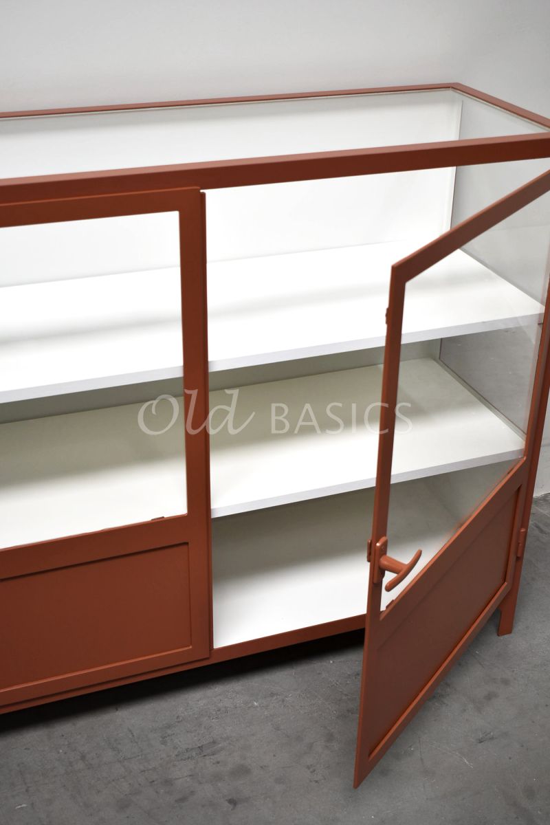 Detail van Apothekerskast Vitrine, 2 deuren, RAL8004, terra, rood, oranje, bruin, materiaal staal